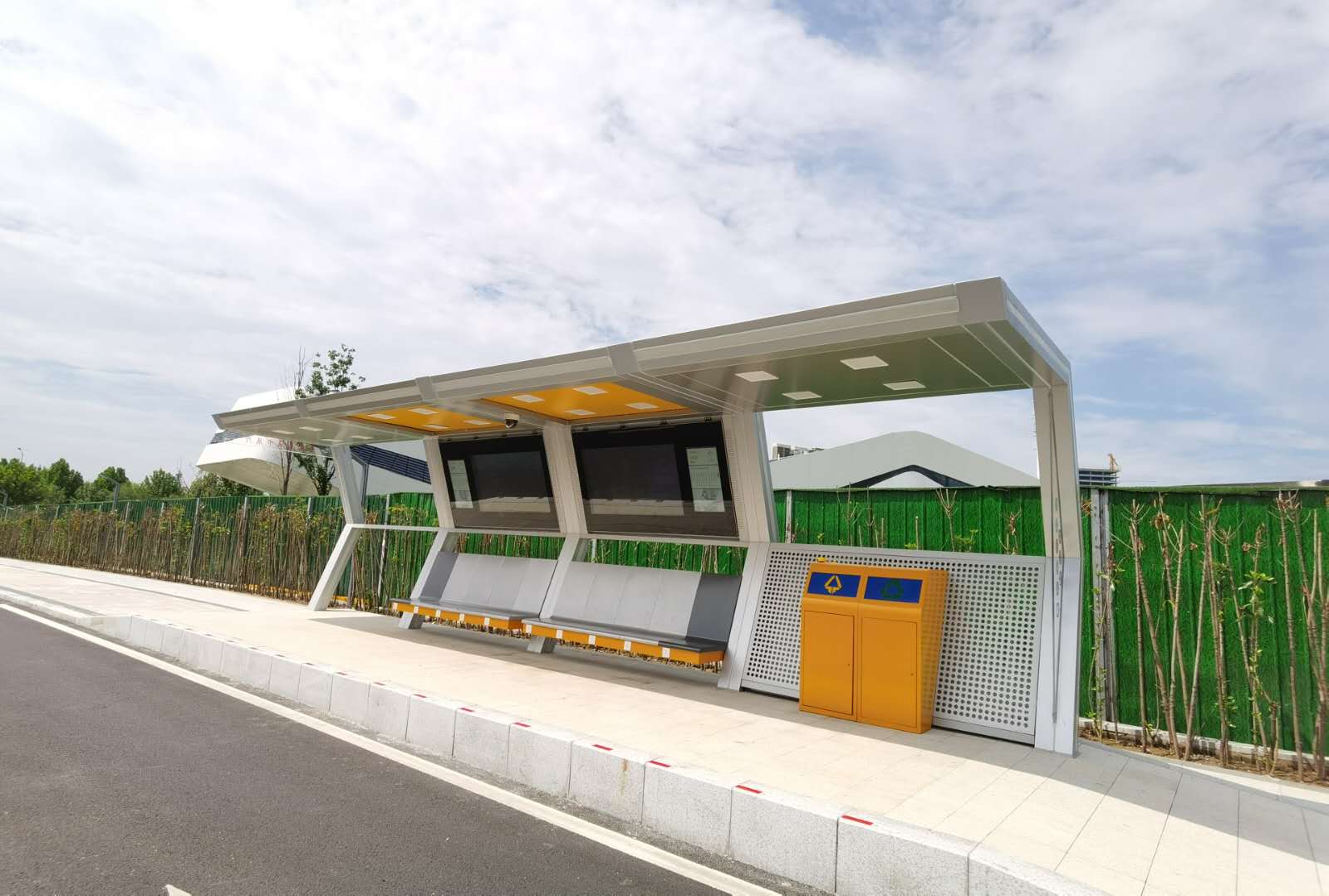 现代简约公交候车亭为什么成为城市道路常用方案？